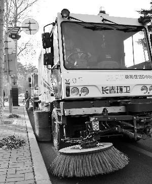 “道路宝”在清扫路面