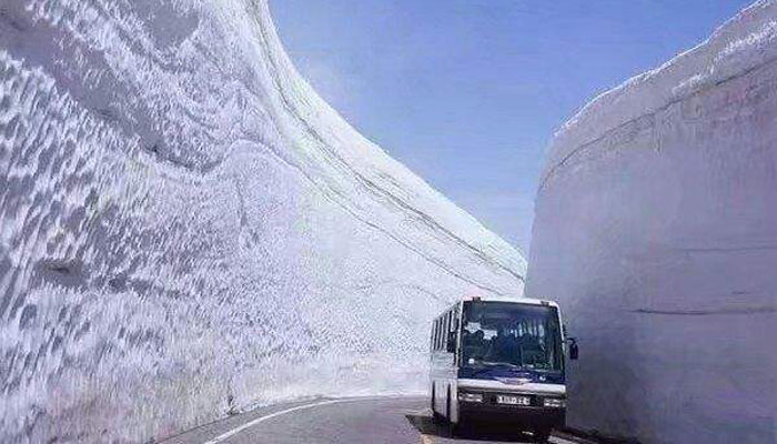 数米高的积雪必须靠扫雪车清扫